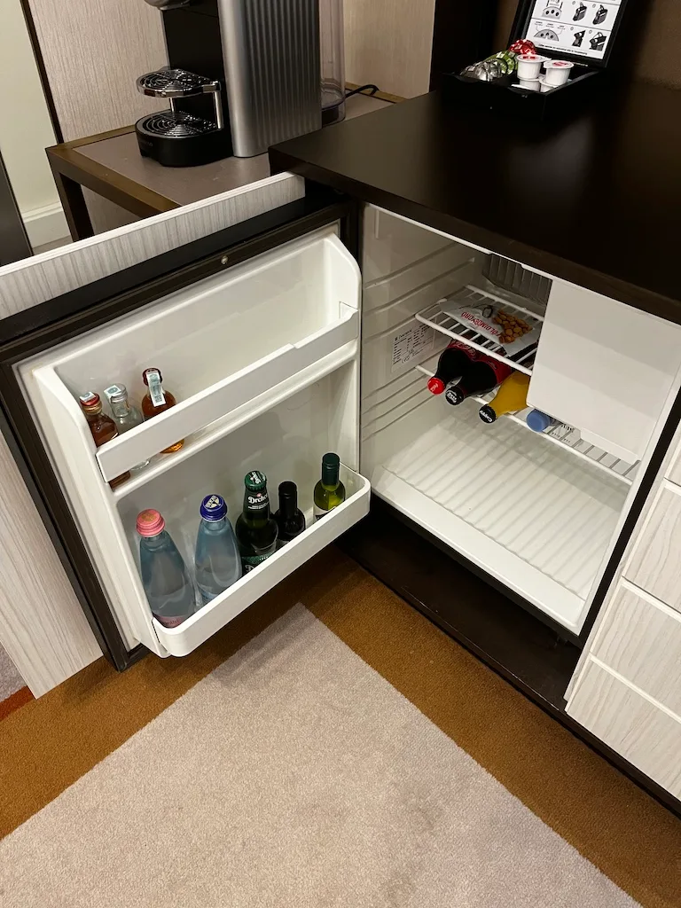 Mini-Kühlschrank mit Getränken im Hotelzimmer