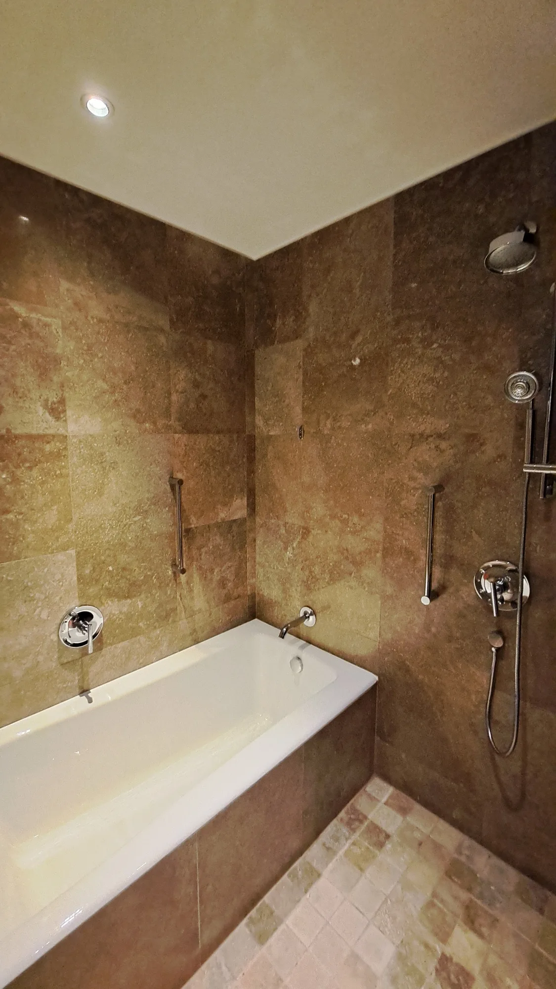 Badezimmer mit Badewanne und Dusche