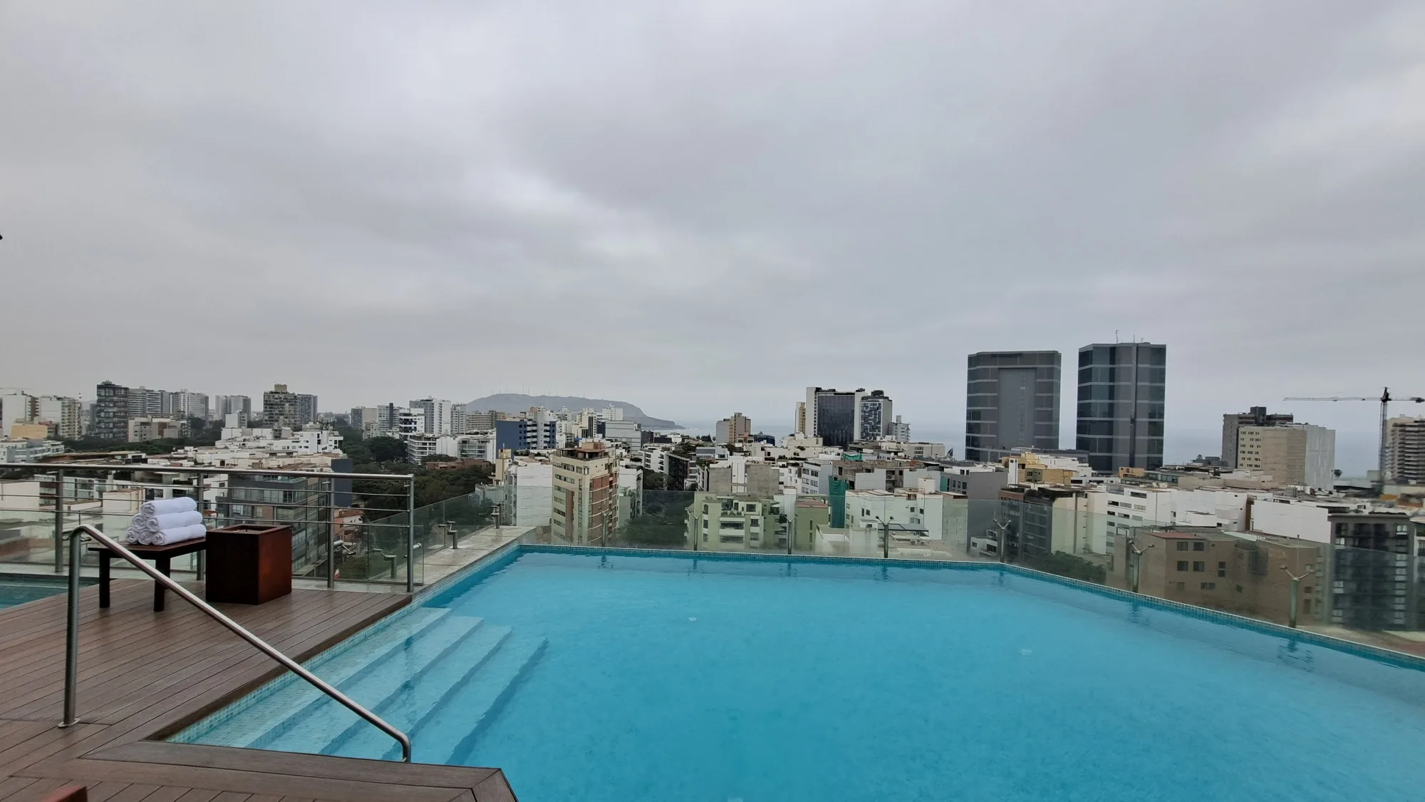 Dachterrasse und Pool bei Tag