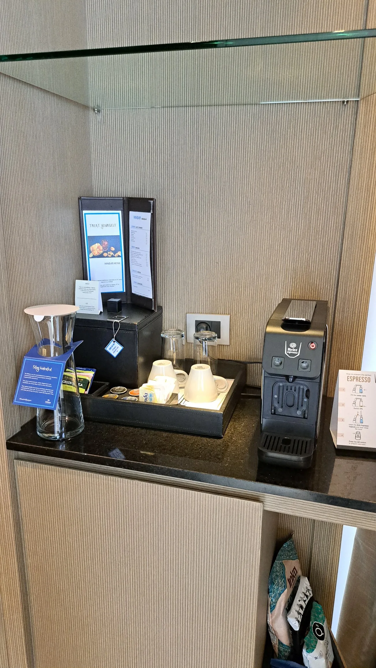 Kaffeevollautomat auf dem Sideboard