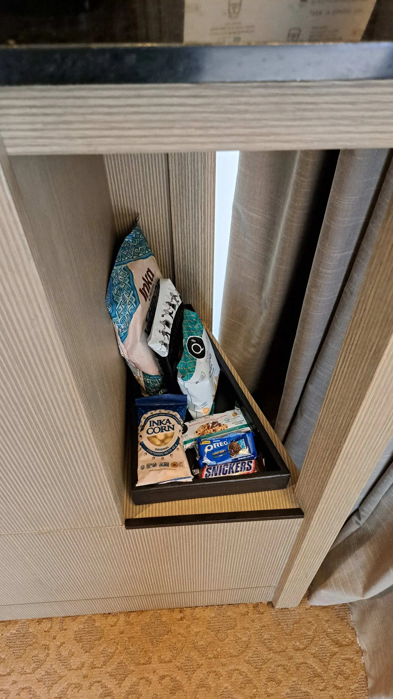 Snacks und Getränke im Zimmer