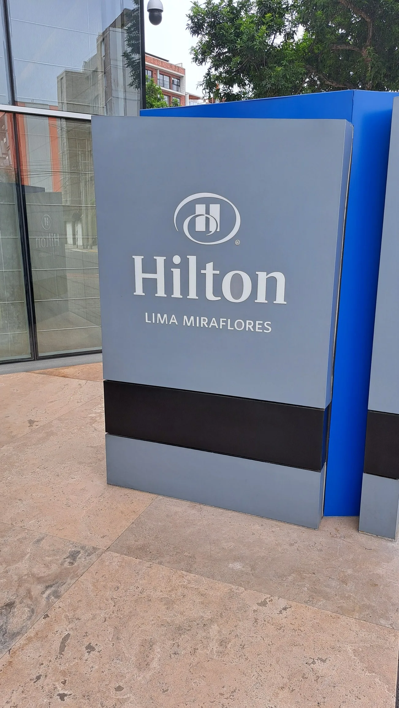 Hilton-Schild am Eingang