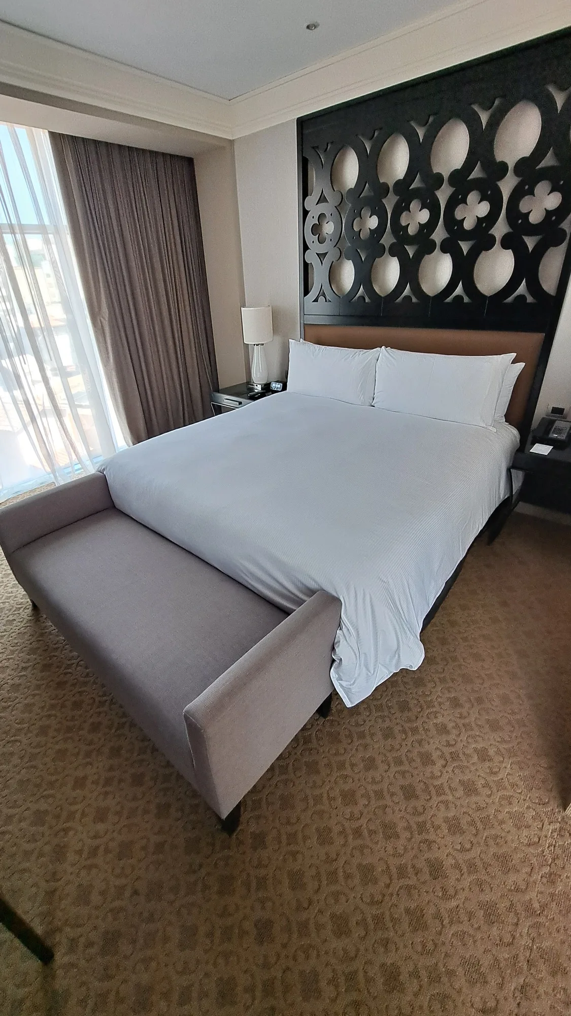 Junior King Suite — das grosse Bett mit dekorativem Kopfteil