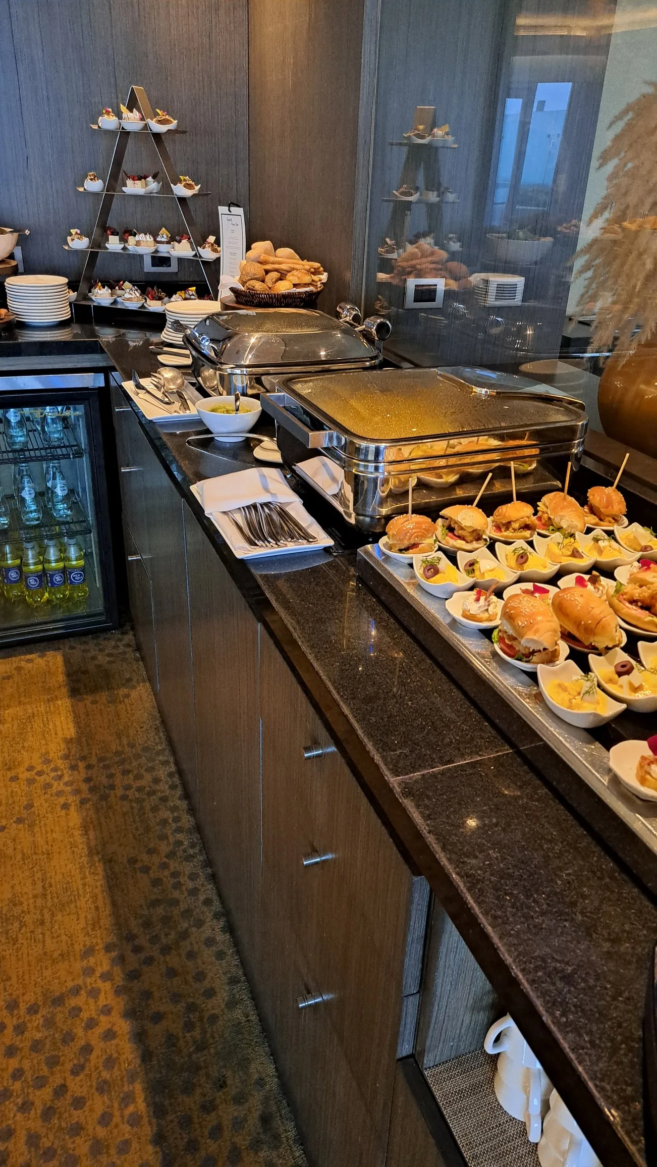 Frühstücksbuffet mit Sandwiches und Croissants