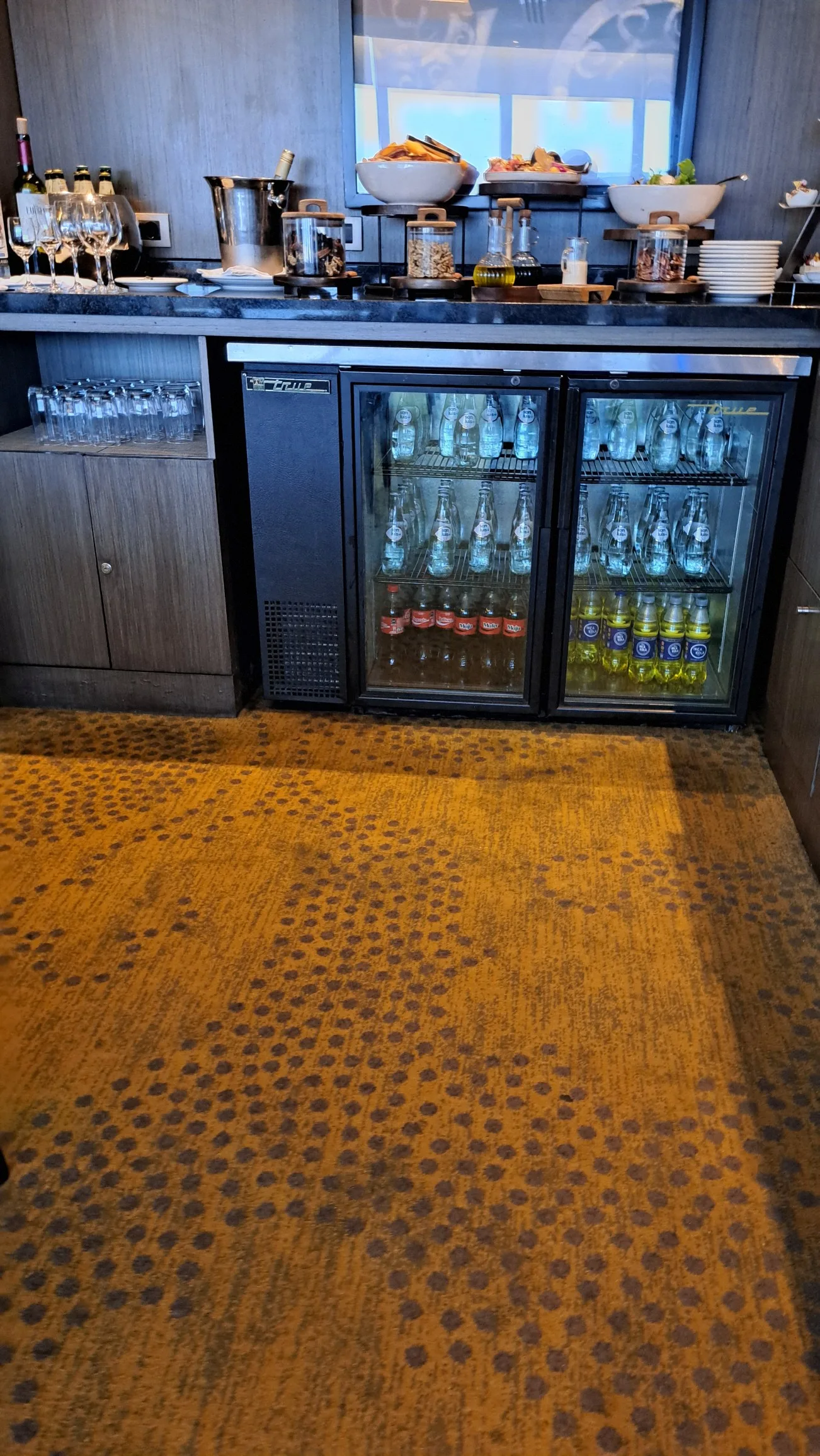Hotelbar mit Getränkekühlschränken und Snacks