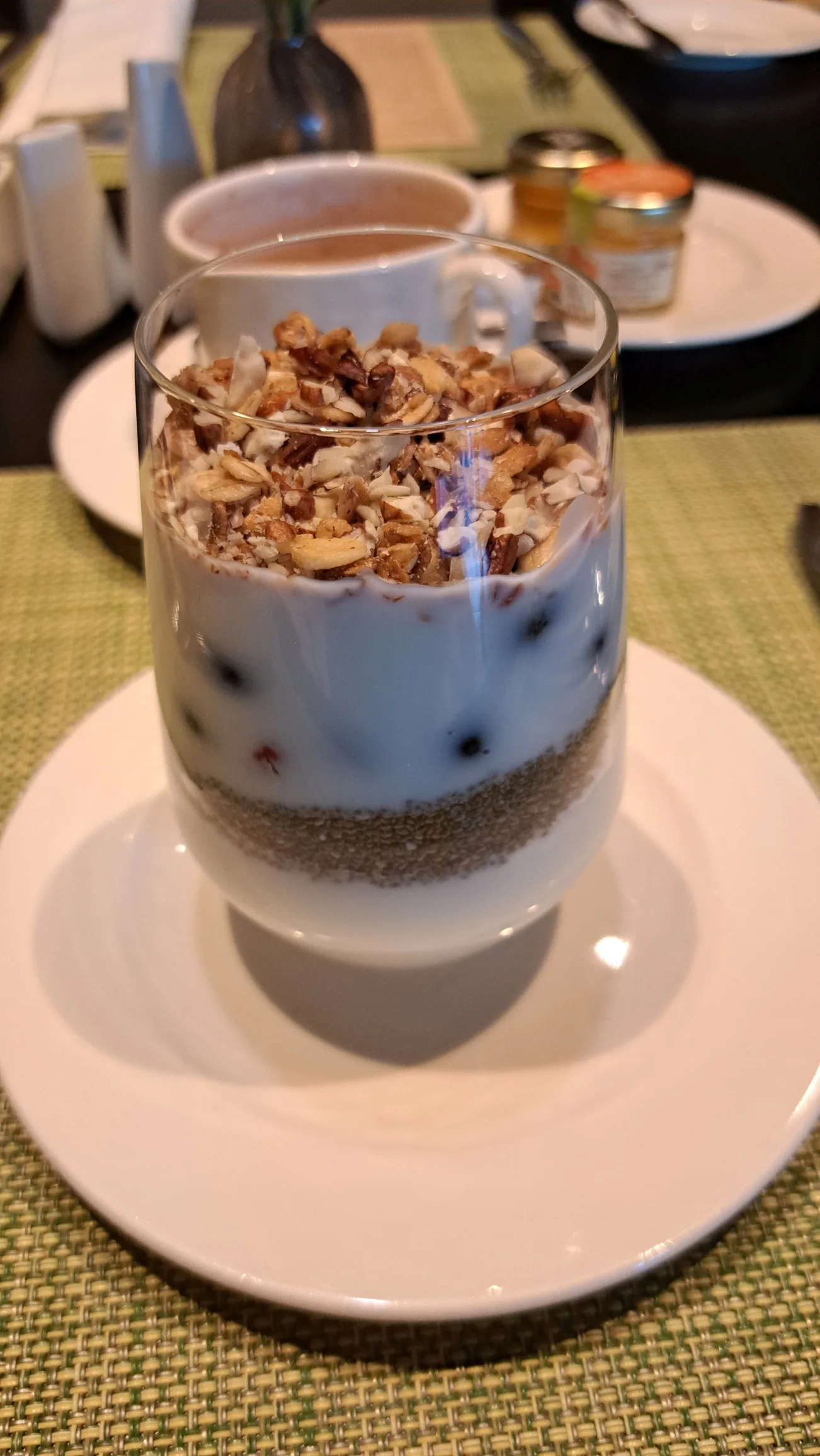 Joghurt mit Granola zum Frühstück
