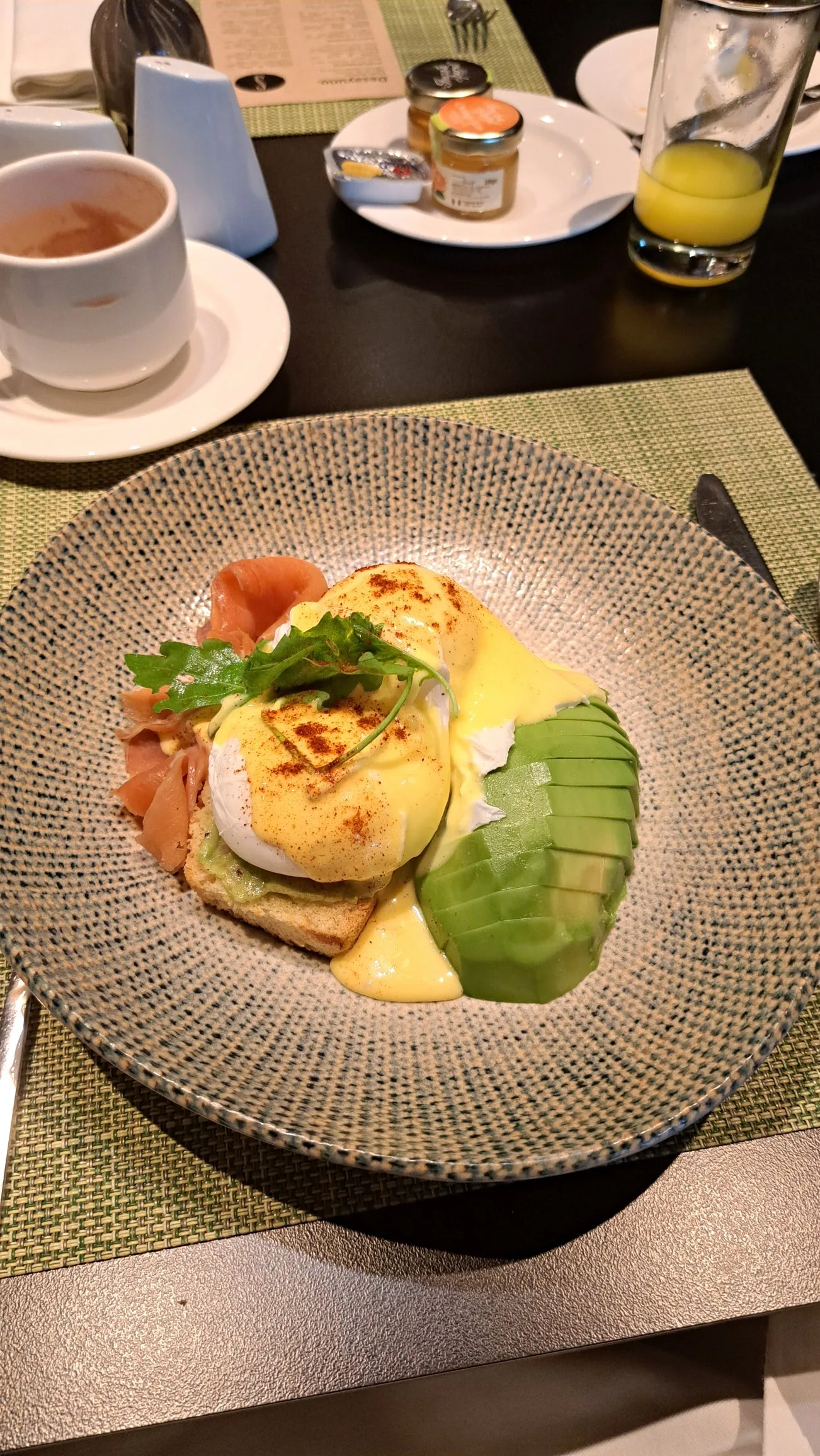 Avocado-Toast mit Eiern