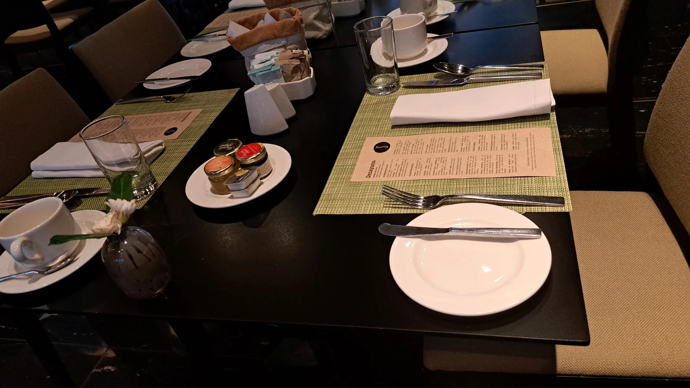 Gedeckter Frühstückstisch in der Lounge