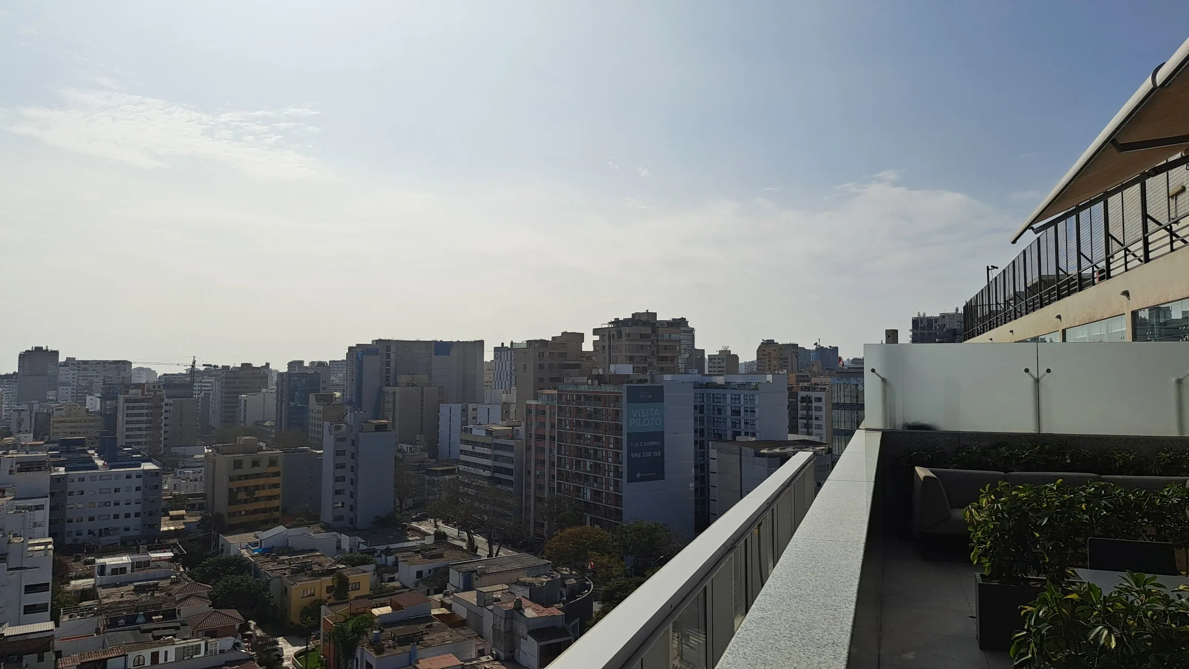 Blick über Lima — Skyline bei klarem Himmel