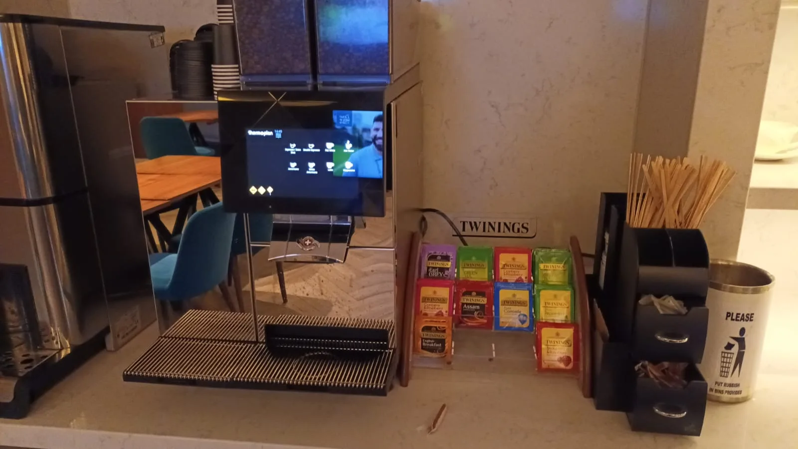 Kaffeeautomat mit Touchscreen und Teeboxen