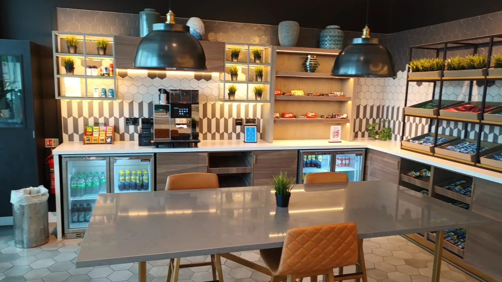 Hotellobby mit Kaffeevollautomat und Getränkekühlschränken