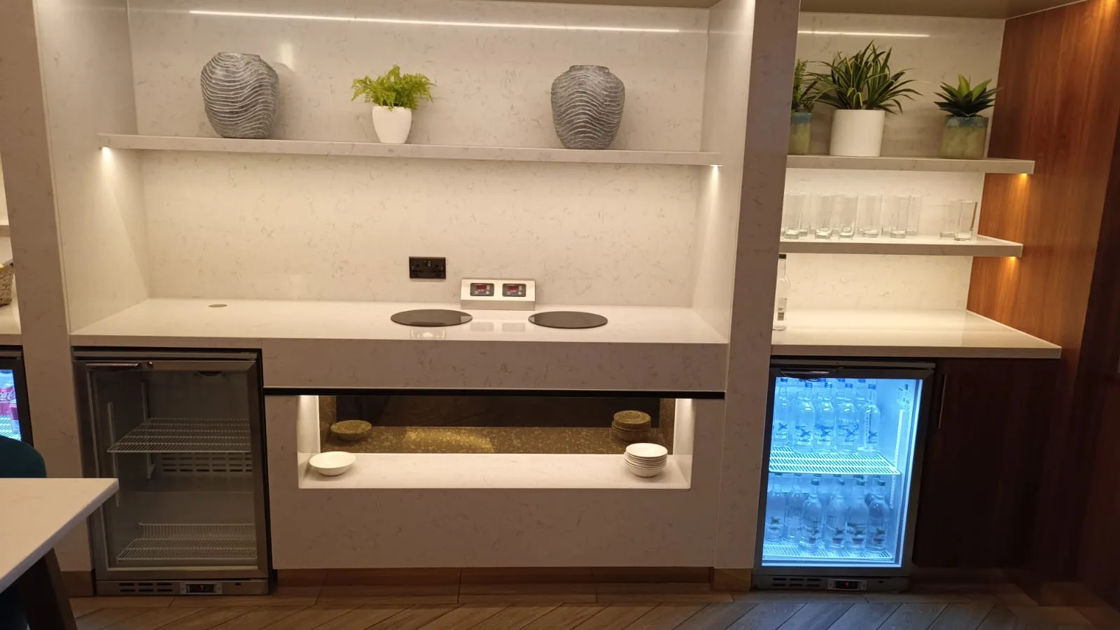 Hotelbar mit Kühlschränken und Regalen für Getränke und Geschirr
