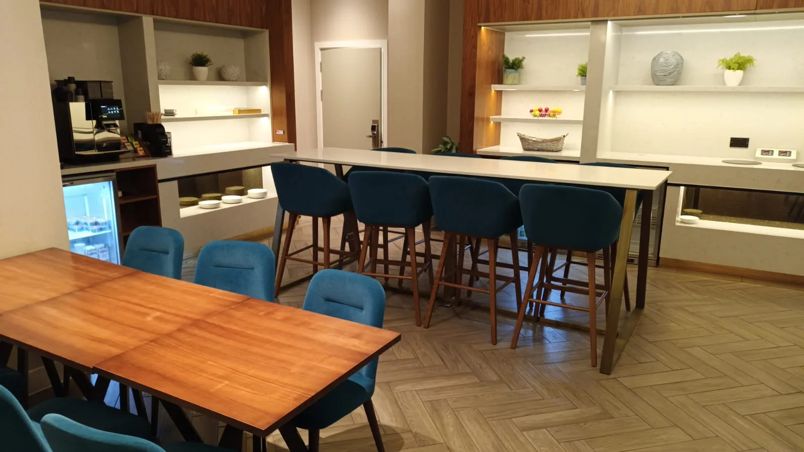 Hotelbar mit Stühlen und Tischen im modernen Design