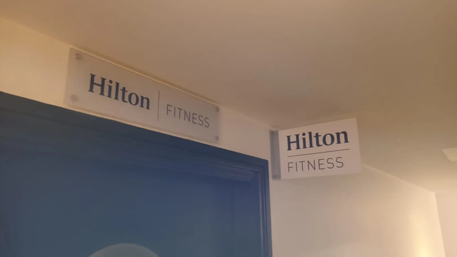 Hilton Fitness-Schild am Eingang