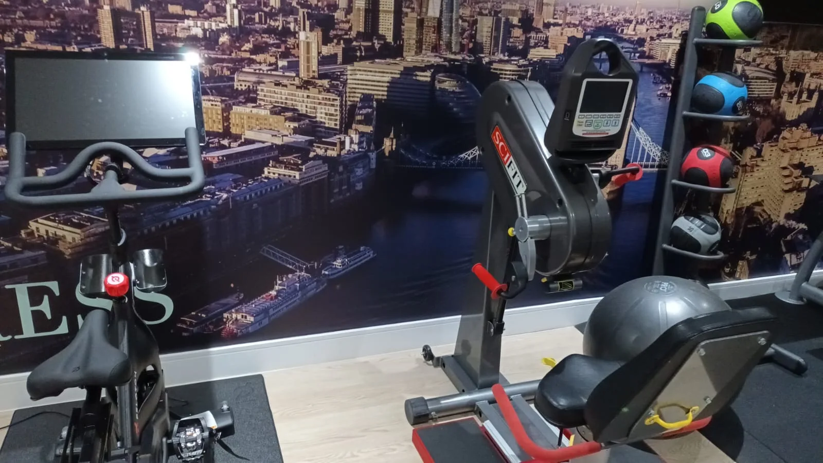 Fitnessgeräte im Hotel mit Bild von London im Hintergrund