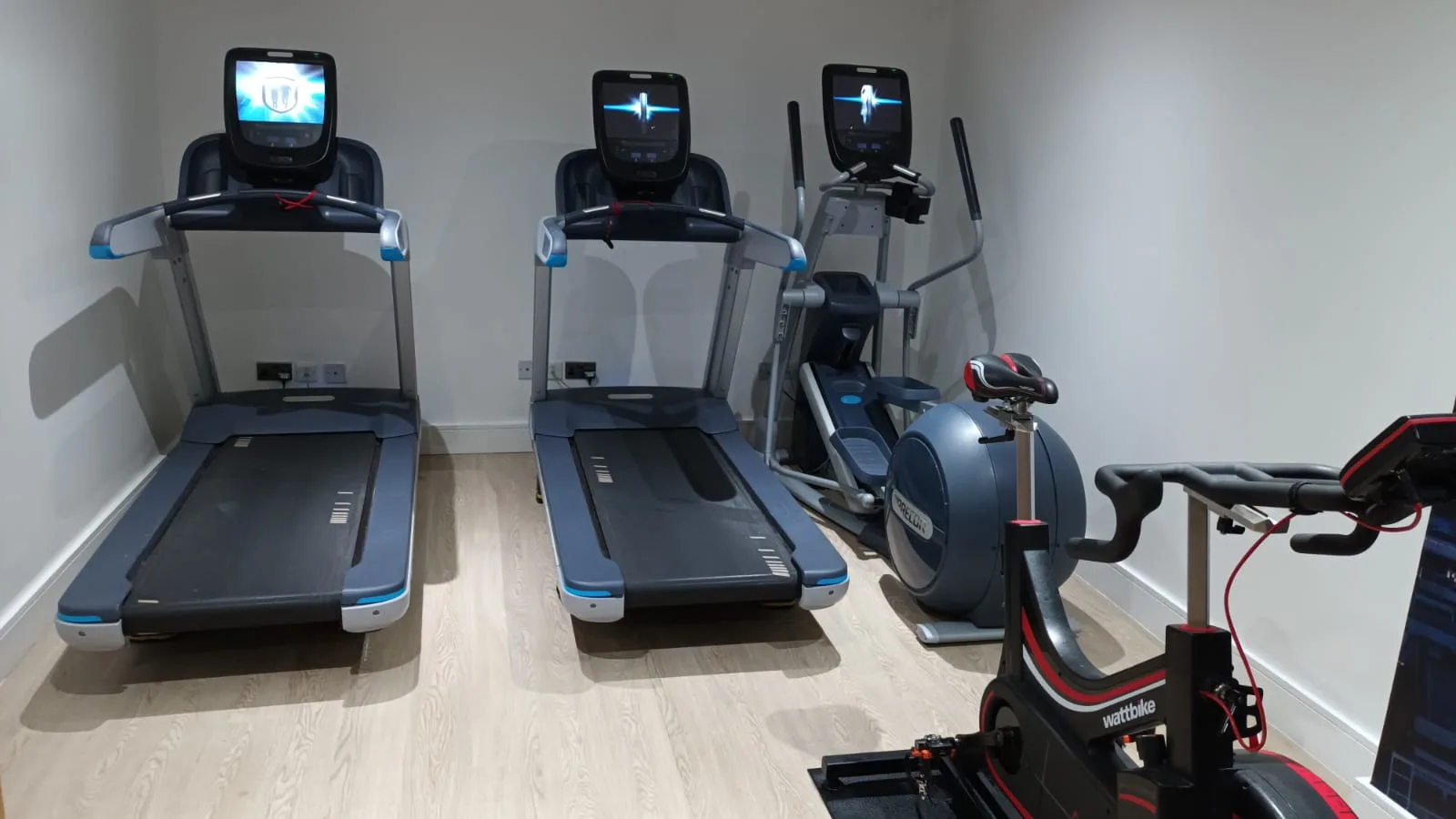 Fitnessraum mit Laufbändern, Elliptical und Fahrrad