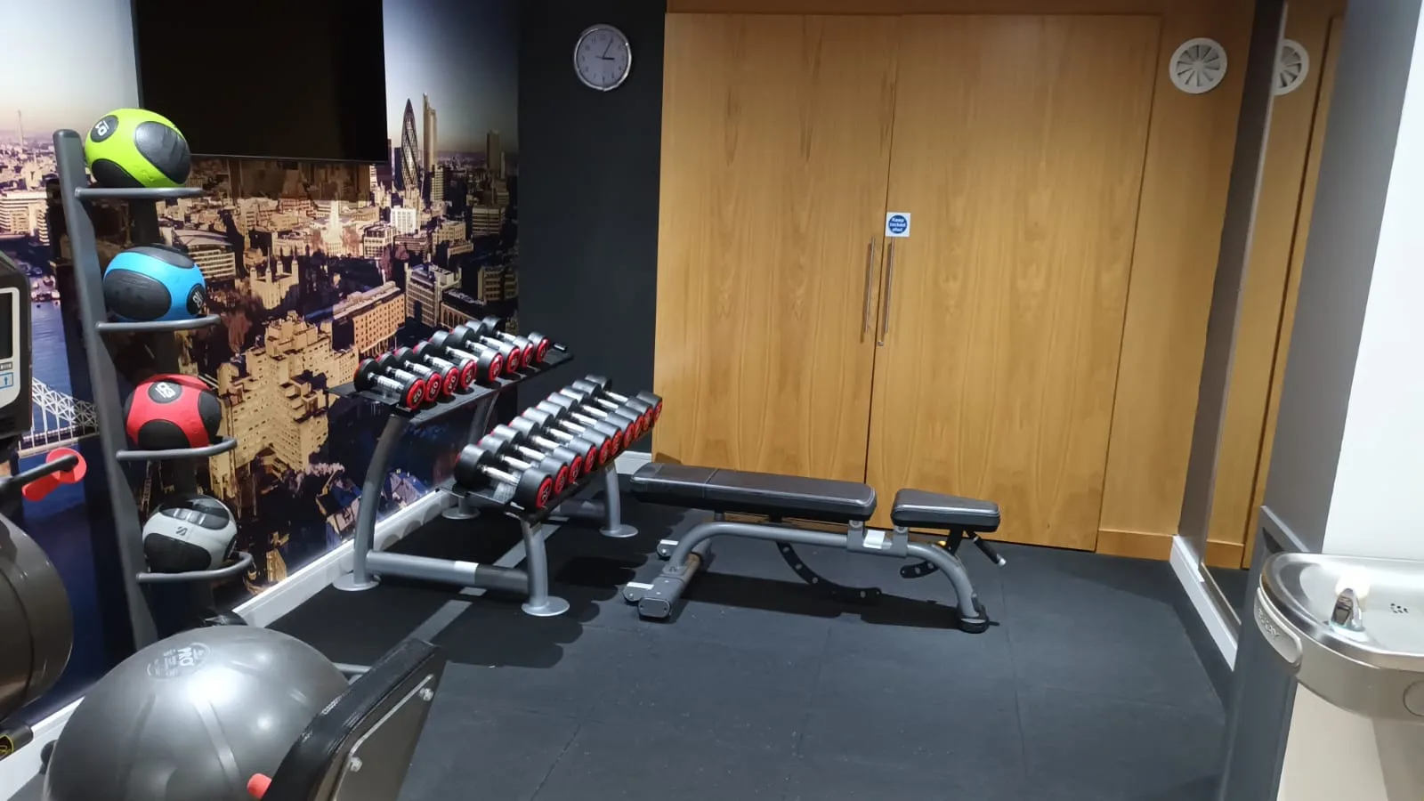Fitnessraum mit Gewichten und Trainingsgeräten