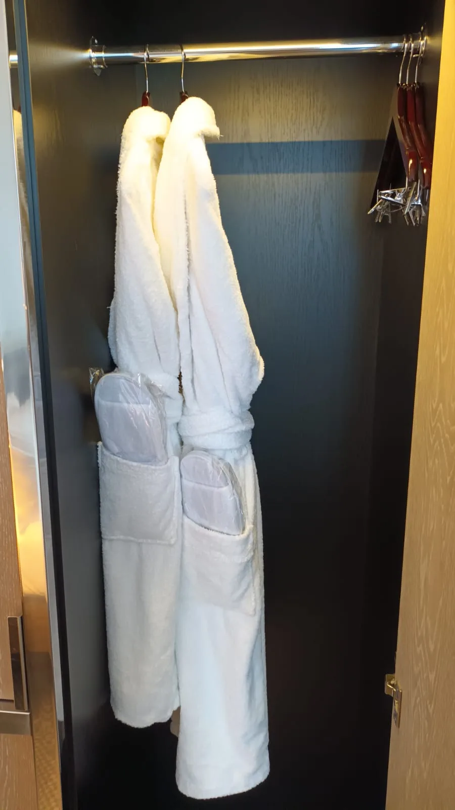 Hängender Bademantel im Hotelkabinett