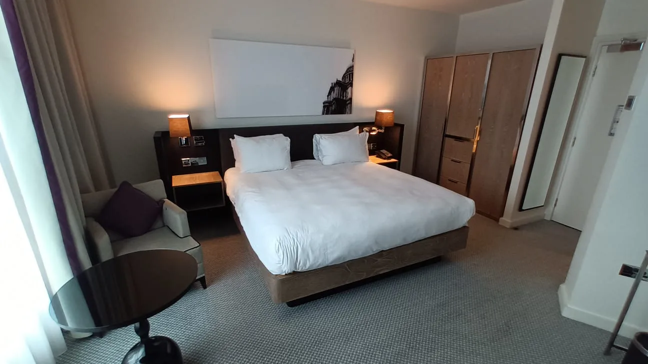 Hotelzimmer mit Doppelbett und Nachttischen
