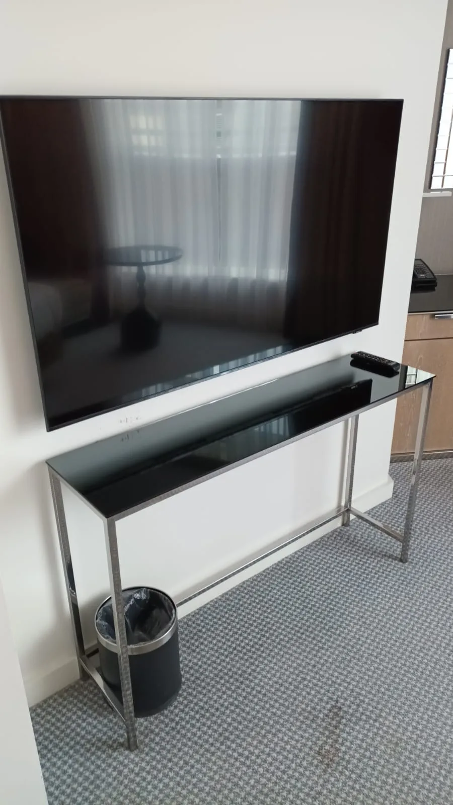 Hotelzimmer mit Fernseher und Konsole