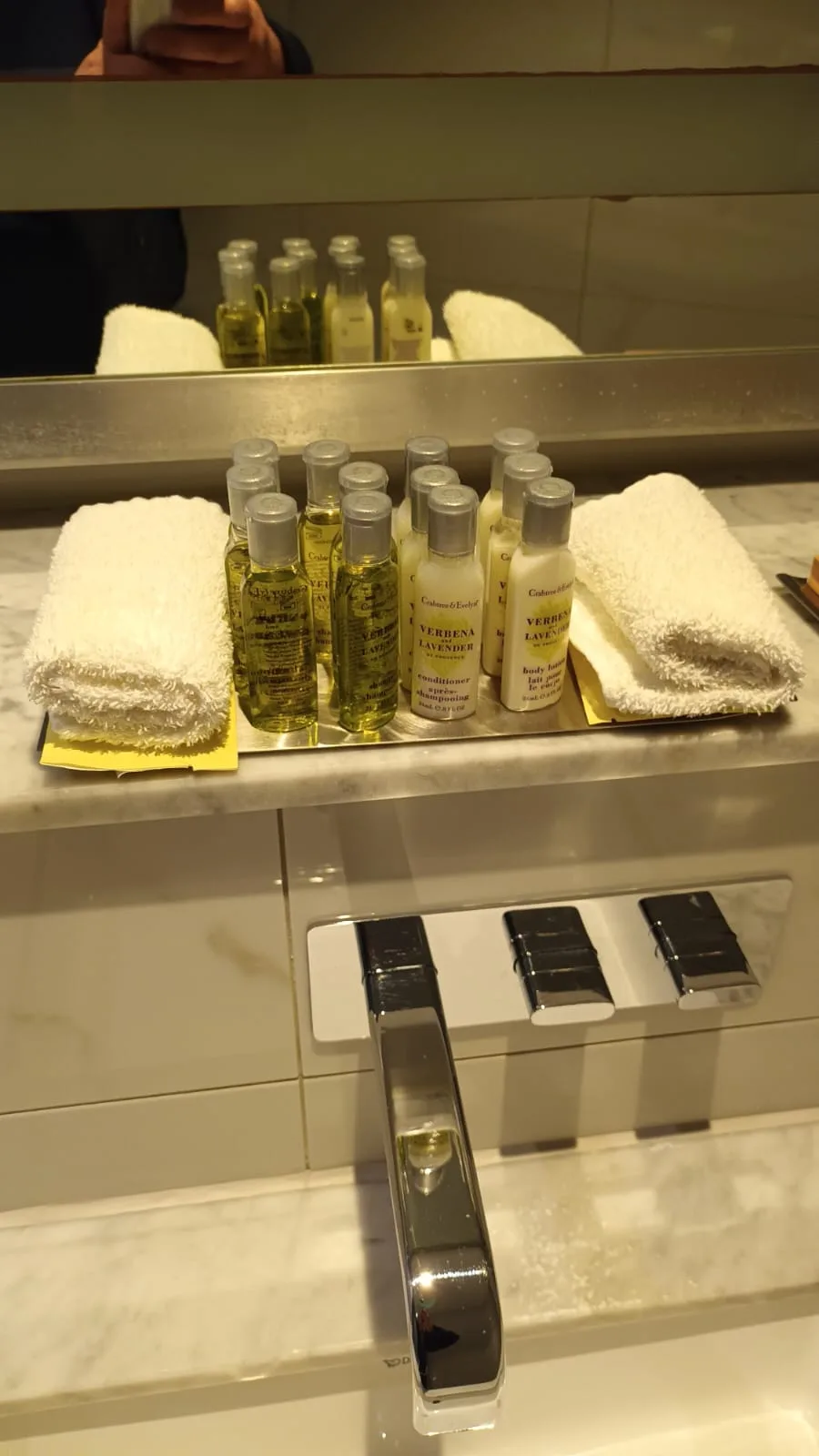Hotelzimmerspiegel mit Handtüchern und Flüssigkeiten