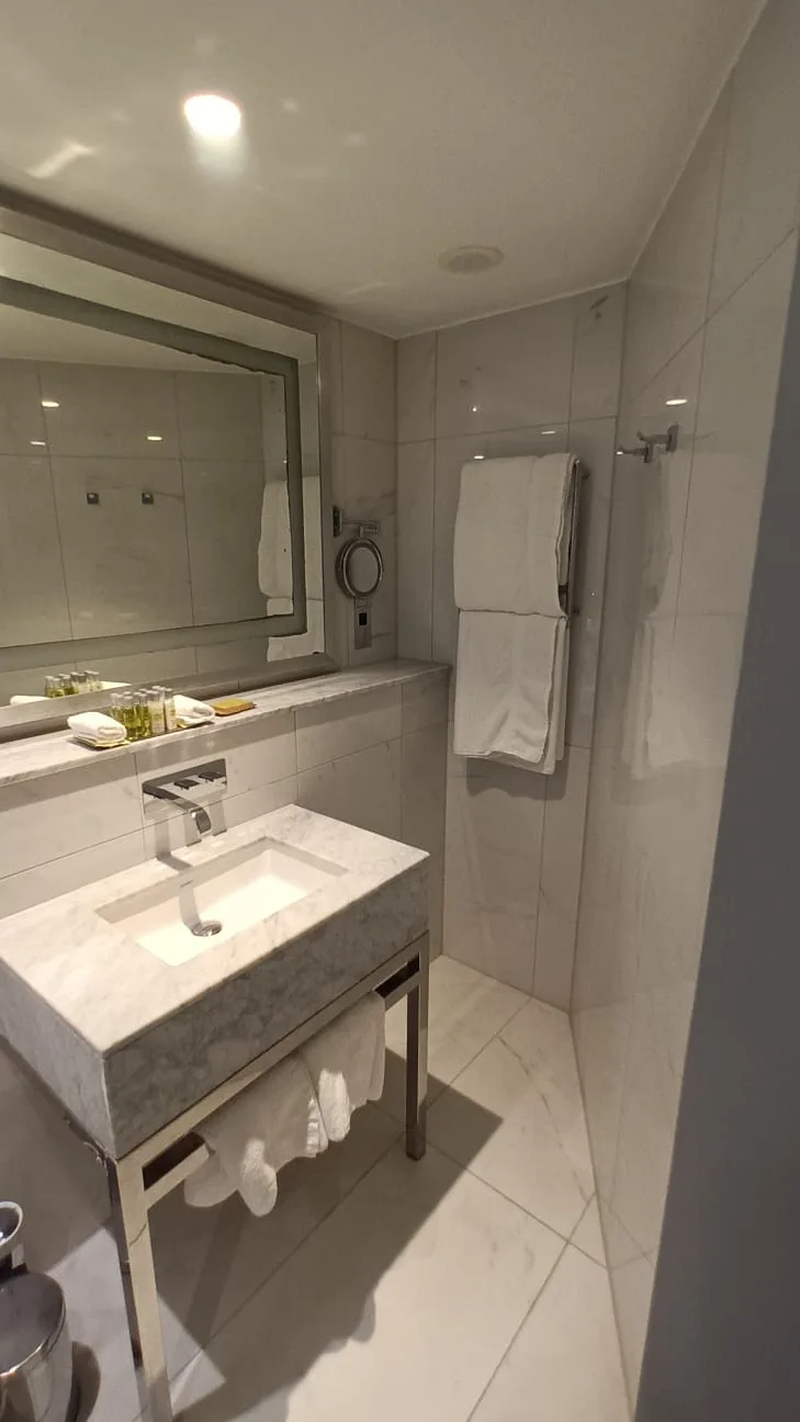Moderne Badezimmeranlage mit Waschbecken und Spiegel