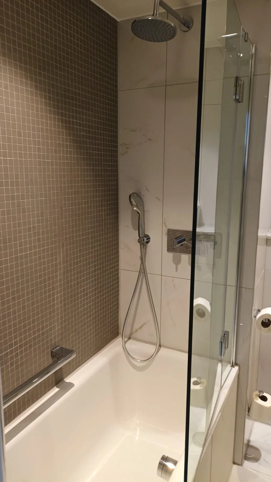 Duschbad mit Badewanne und Glastür
