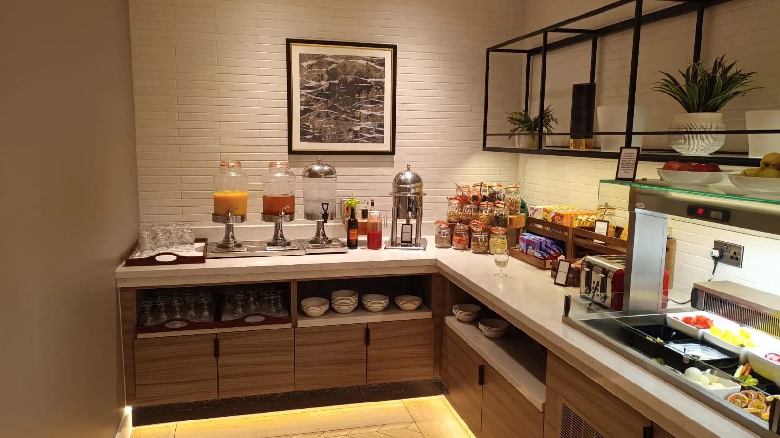 Frühstücksbuffet mit Getränken und Snacks in einem Hotel