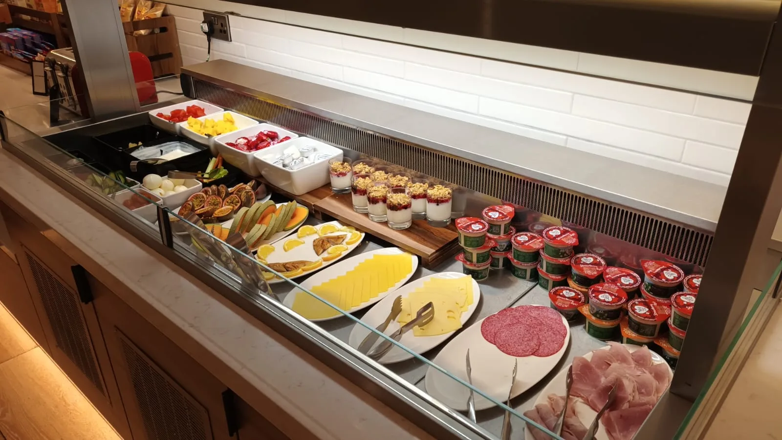 Frühstücksbuffet mit verschiedenen Speisen und Käseplatten