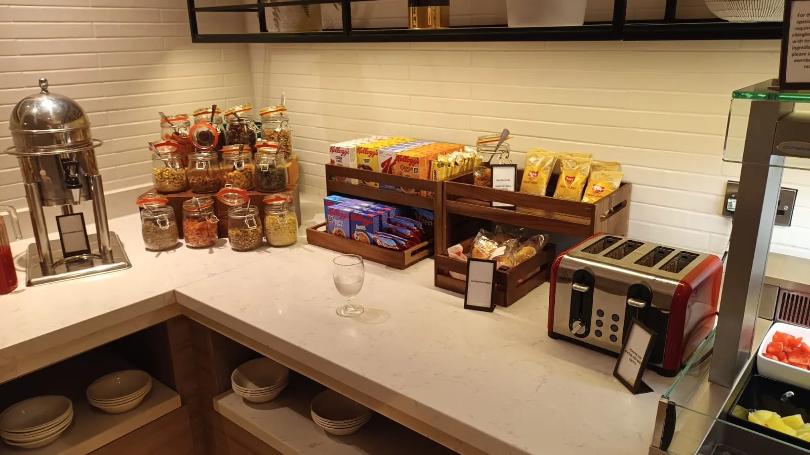 Frühstücksbuffet mit Getreide, Müsli und Toast in einem Hotel