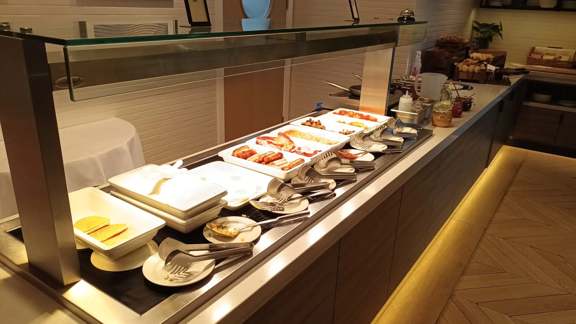 Frühstücksbuffet mit verschiedenen Speisen und Geschirr auf dem Tisch