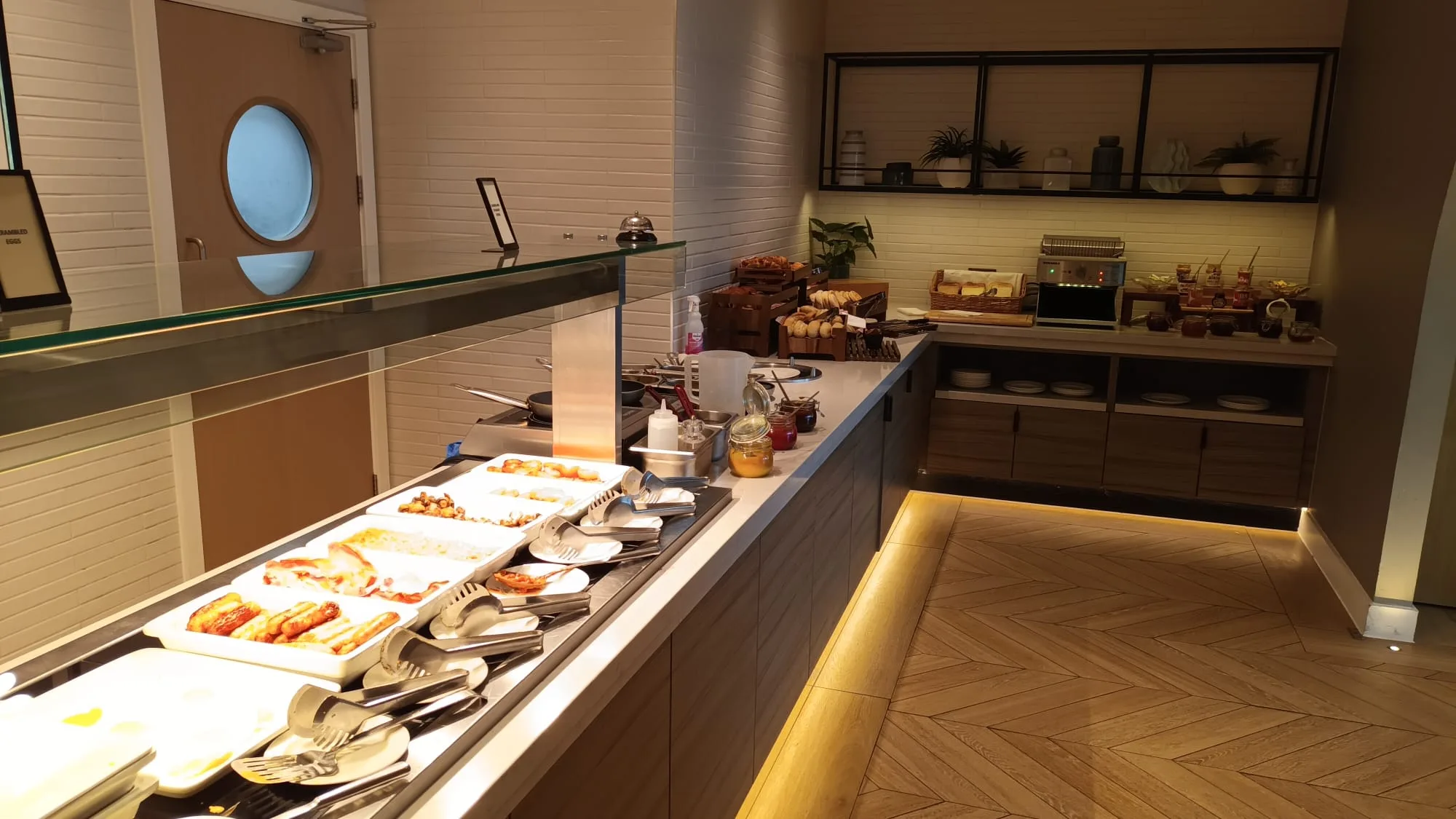 Frühstücksbuffet mit verschiedenen Speisen und Geschirr auf dem Tresen