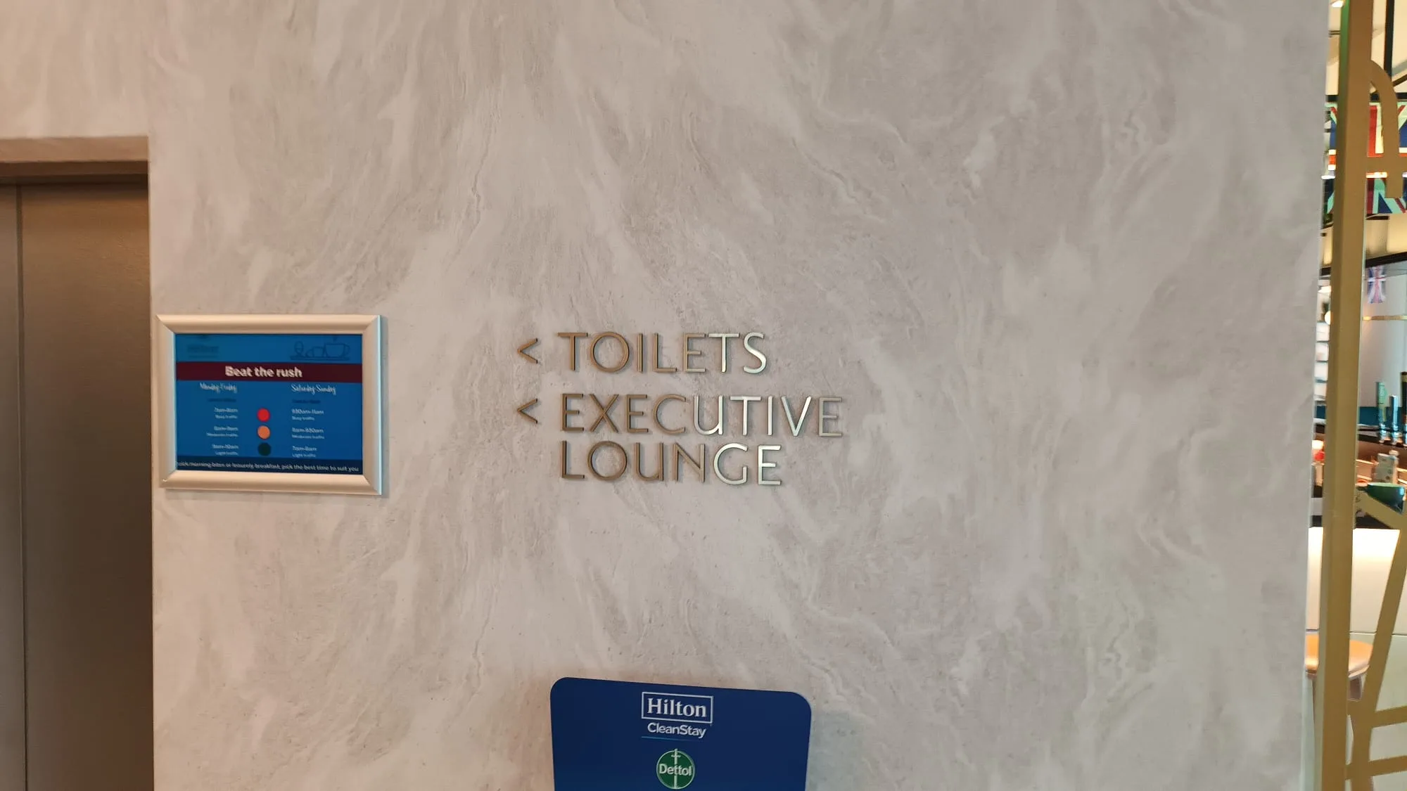 Toiletten und Executive Lounge-Schild an der Wand