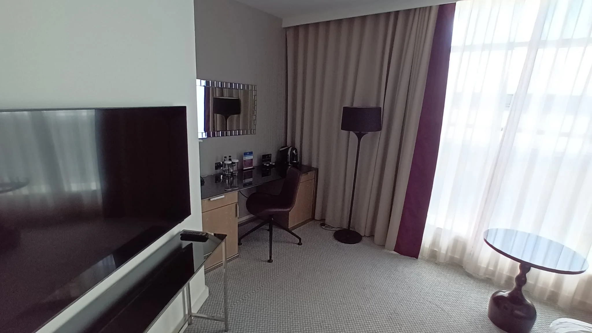 Hotelzimmer mit Schreibtisch und Fernseher
