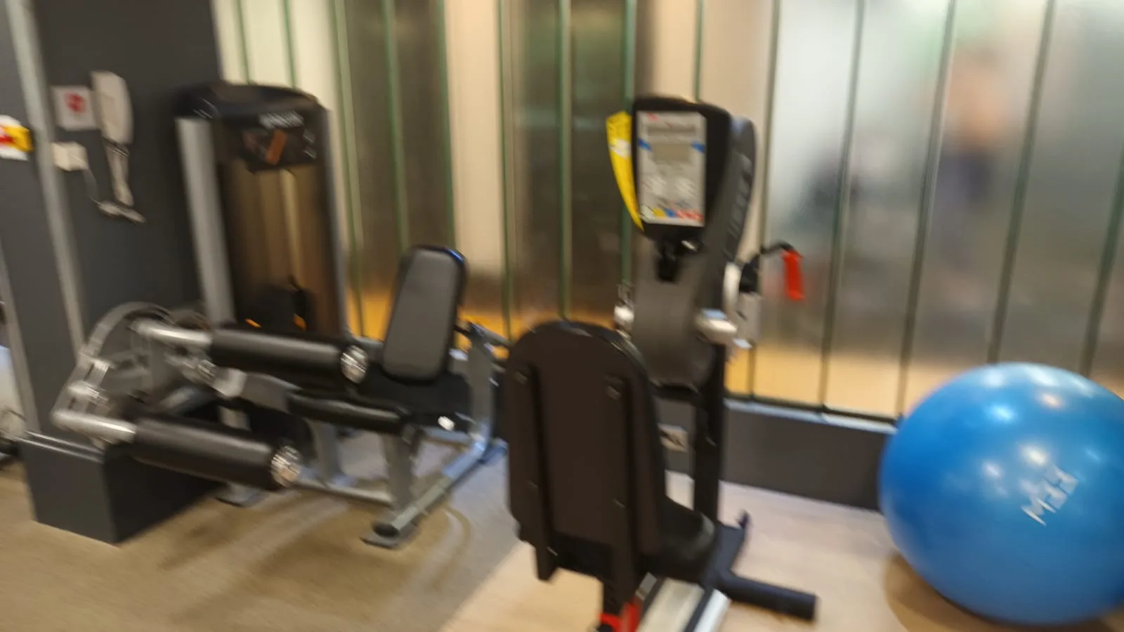 Gymnastikgeräte und Fitnessball in einem Flughafen-Hotel