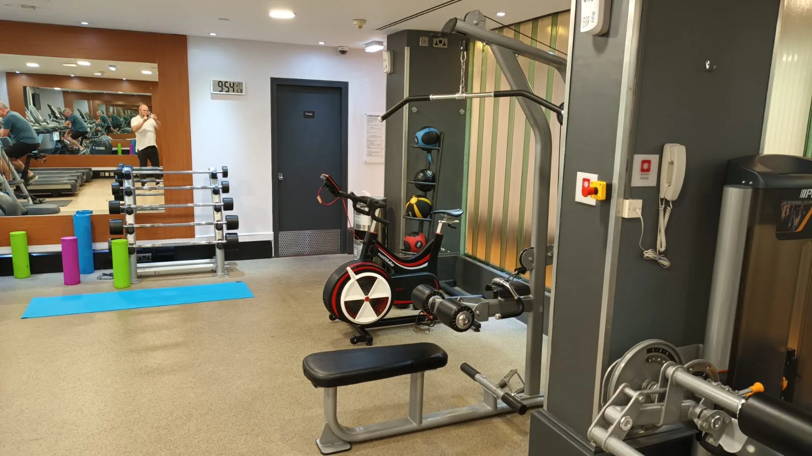 Gymnastikraum mit Fitnessgeräten und Yogamatte