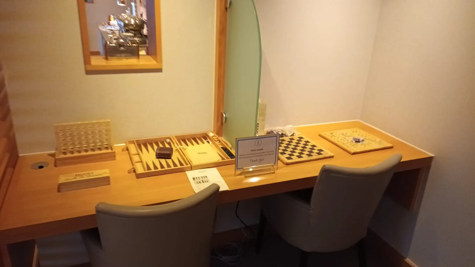 Holztisch mit Schachbrett und Backgammonspielzeug