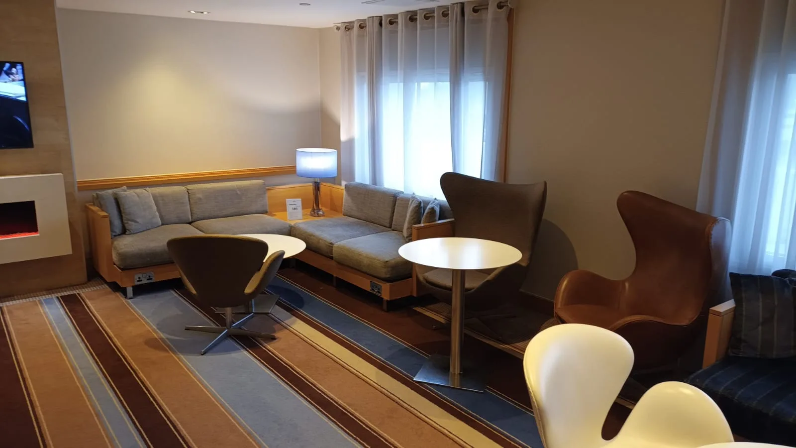 Hotellobby mit Sesseln und Couch im modernen Design