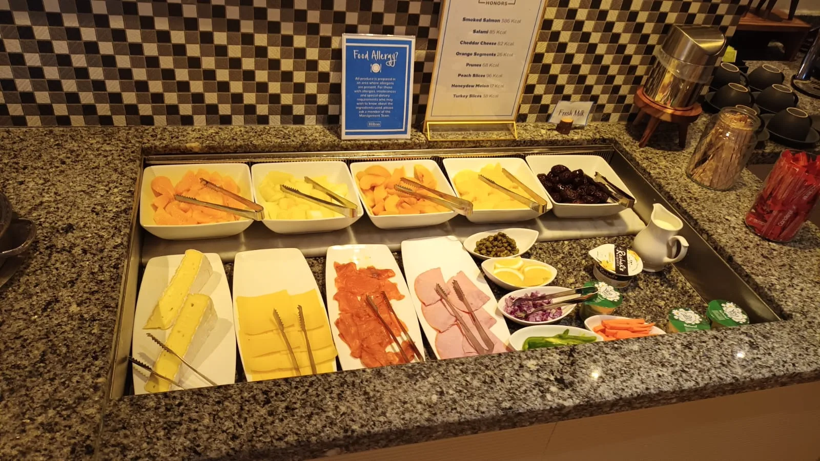 Frühstücksbuffet mit verschiedenen Käsesorten, Wurst und Obst