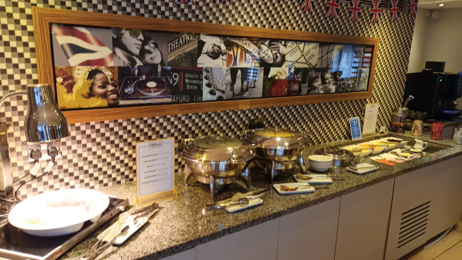 Buffet mit Schüsseln und Menükarte im Hilton-Lounge