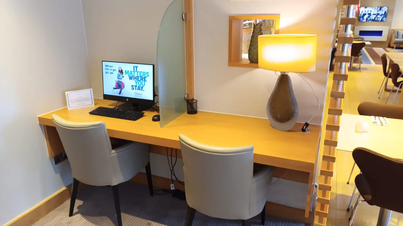 Hotelzimmer mit Schreibtisch und Monitor