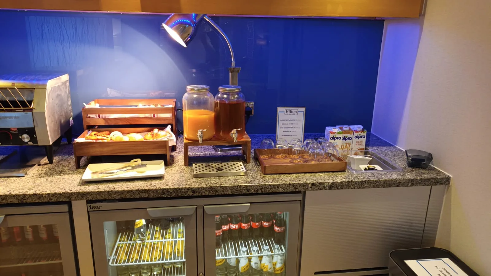 Frühstückstablett mit Orangenensaft und Getränkeflaschen auf Granitarbeitsplatte