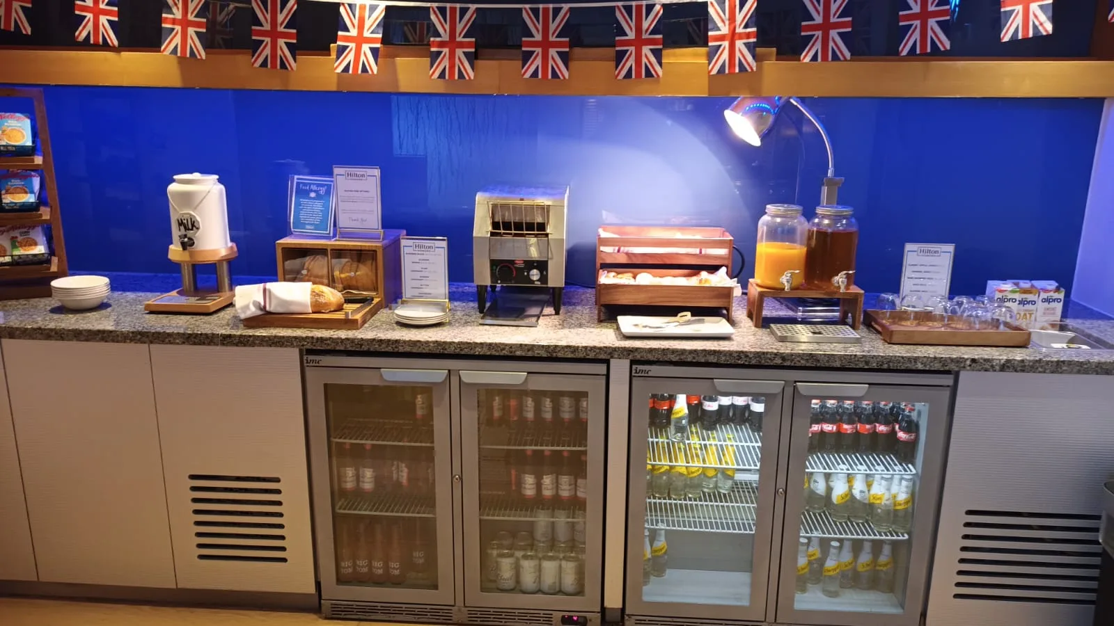 Frühstücksbuffet mit Getränkeautomaten und Speisenbehältern