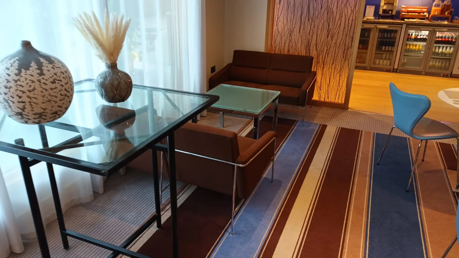 Hotellobby mit Couch und Glasmöbeln