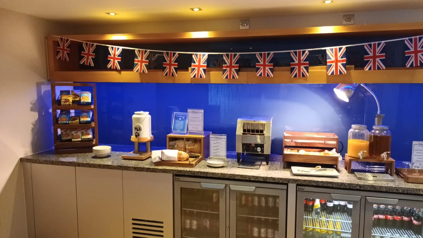 Frühstücksbuffet mit britischen Flaggen im Hintergrund