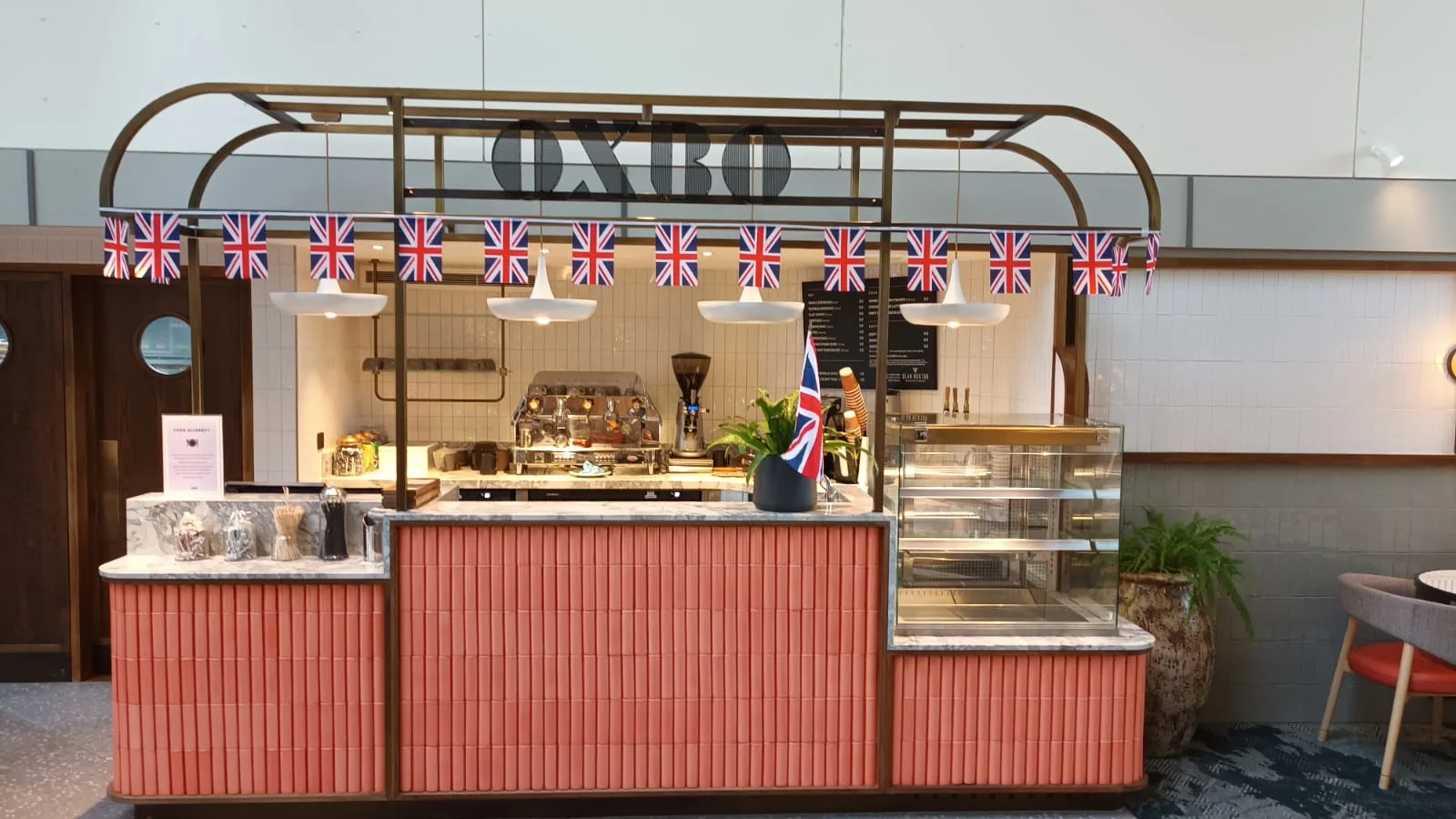 Kaffeebar und Eingangsbereich des Hotels