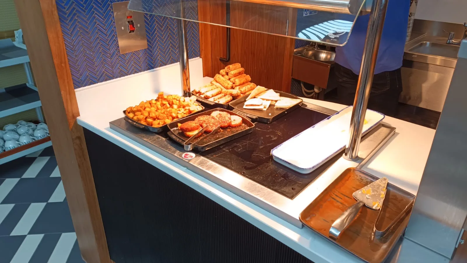 Frühstückstablett mit Toast, Würstchen und Pommes frites