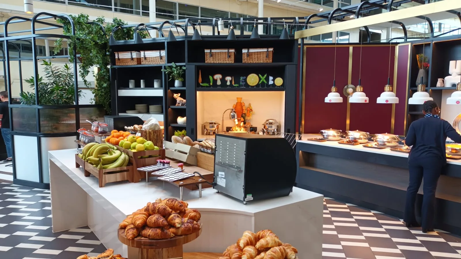Frühstücksbuffet mit Obst und Croissants im Flughafen