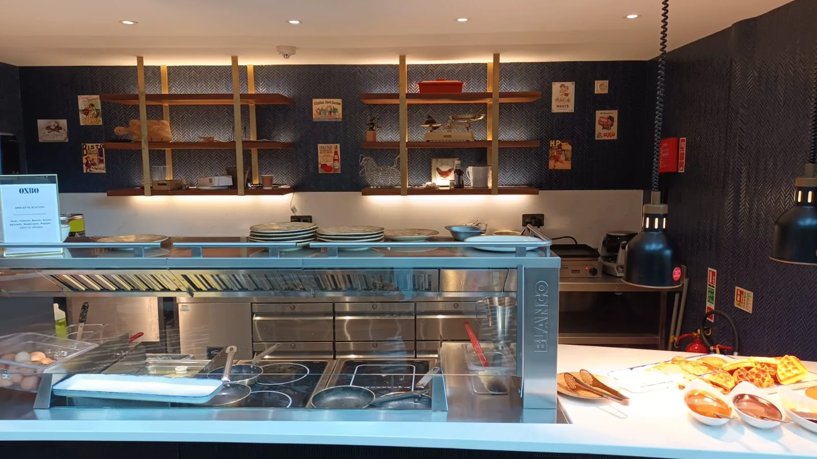 Buffet mit Kochbereich und Speisen auf dem Tisch