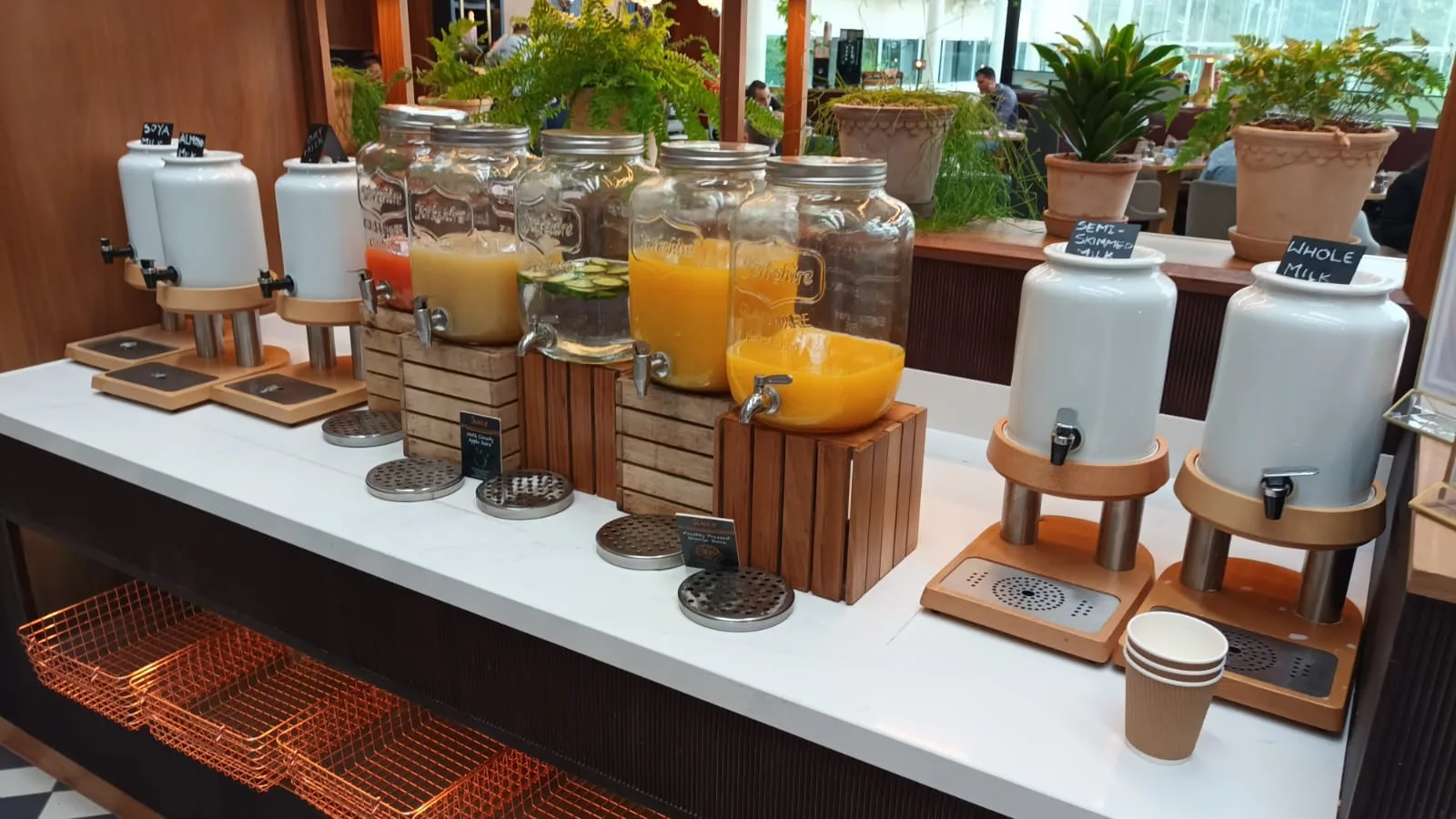 Fruchtsäfte und Milch auf Frühstückbuffet